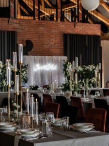 Biel i złoto wystrój, Stodoła Jordanów